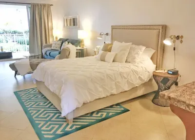 Spacious Beach Suite - Minutes from Grace Bay