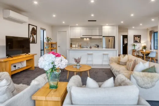 Wonderful River View - Brand New Home - 4 Bedrooms Hotels in 