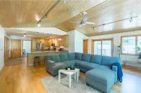 Relaxing Neighborhood Close To Trails, Parks, Lakes, Shops, Restaurants & More!