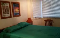 4+BDR Riverfront Retreat with Private Pool and Yard Hotel dekat The Stork Club - Big Band Museum and Hall of Fame