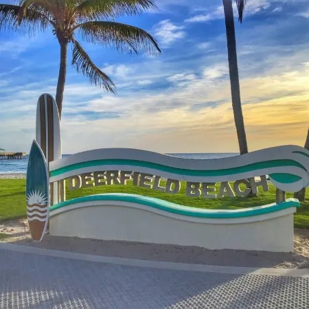 Chic studio A/C and WiFi in delightful Pompano Beach only 3 miles to the beach