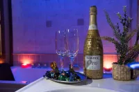 jaccuzi in room, barbecue, activities in natural environment