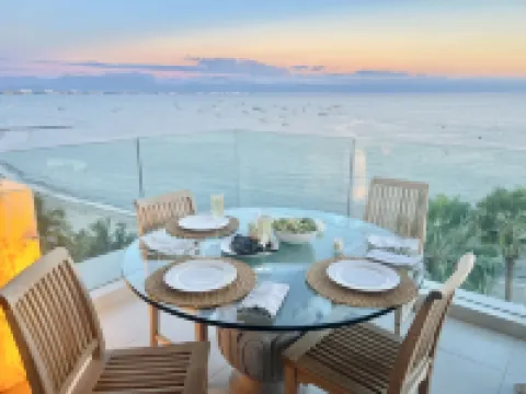 Luxurious beachfront penthouse! Panoramic views, white sand beach, private pool