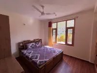 The Retreat - cozy cottage nestled in apple orchard with gorgeous mountain views