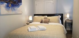 Cheerful 2 Bdrm house, free Netflix, free parking for 2 cars
