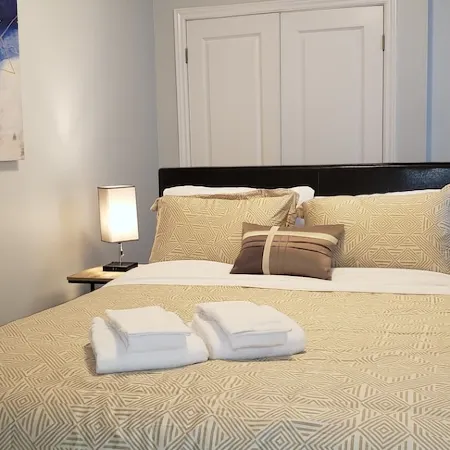 Cheerful 2 Bdrm house, free Netflix, free parking for 2 cars