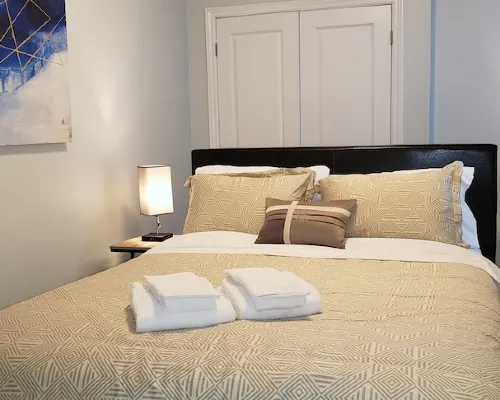 Cheerful 2 Bdrm house, free Netflix, free parking for 2 cars Hotels in Kitchener