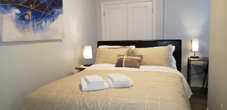 Cheerful 2 Bdrm house, free Netflix, free parking for 2 cars