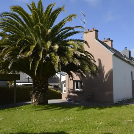 MORGAT 70 meters Beach, 8 people with garden and parking