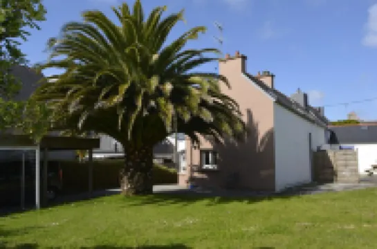 MORGAT 70 meters Beach, 8 people with garden and parking