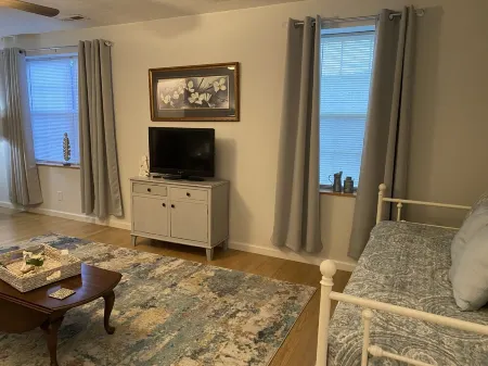 Cozy Apartment (sleeps 6)