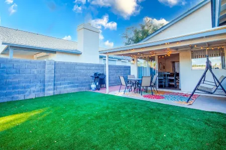 Remodeled Cheerful Central Cottage close to everything! Отели рядом с достопримечательностью «Университет Адвансинг Текнолоджи»