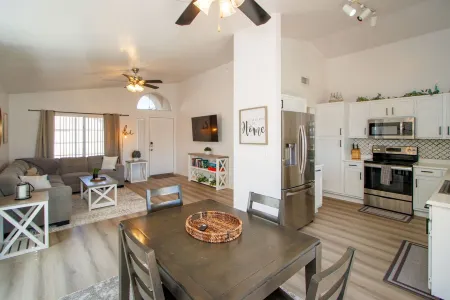 Remodeled Cheerful Central Cottage close to everything! Отели рядом с достопримечательностью «Университет Адвансинг Текнолоджи»