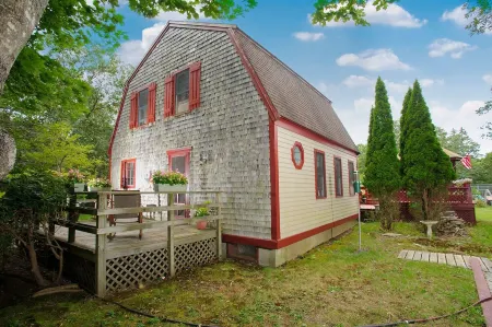 Top-Rated Vineyard Retreat: Hot Tub + Private Lambert’s Cove Beach Access!