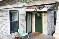 Tumble West Marfa - Charming & Comfortable 2-Bed, 2-Bath Hotel dekat Building 98