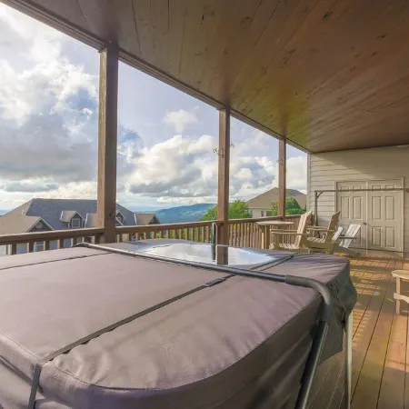Walk to ski slopes! INCREDIBLE MTN VIEWS,SUNSETS, HOTTUB, FIREPLACE