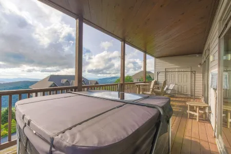 Walk to ski slopes! INCREDIBLE MTN VIEWS,SUNSETS, HOTTUB, FIREPLACE