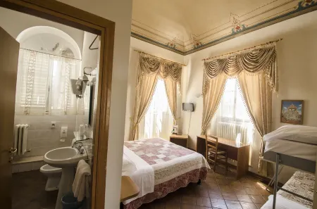 Hotel Iris Отели рядом с достопримечательностью «Cappella di San Severo»