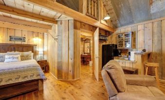 Antler's Point' Cabin w/ Patio & Grill in Branson