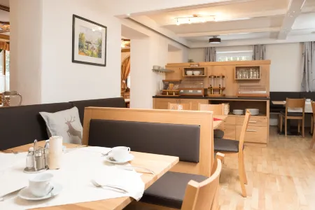 Pension Irlingerhof Отели рядом с достопримечательностью «Red Bull Headquarters»