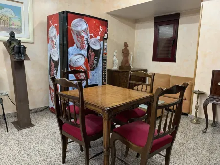 Hostal Juan XXIII Отели рядом с достопримечательностью «San Sebastián de los Reyes The Style Outlets»