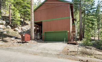 4 Mi to Beach Lake Tahoe Mountain Retreat!