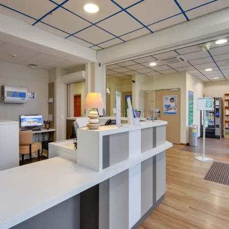 Brit Hotel Lille Centre Отели рядом с достопримечательностью «Музей госпиталя Графини»