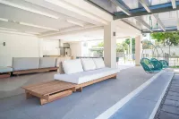 Stylish Apartment w/ Workspace, Pool & Gym