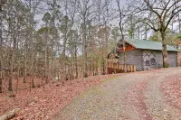 Broken Bow Log Cabin w/ Fire Pit, Pond, & Deck! - Haustierfreundliche