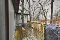 Stockton Lake Escape w/ Kitchen, Half Mile to Lake - Wifi