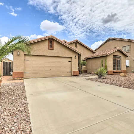 BBQ-Ready Oasis Near Golfing and Surprise Stadium!