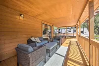 Couples Cabin w/ Luxury Deck, 1 Mi to Canyon Lake! - Country Houses