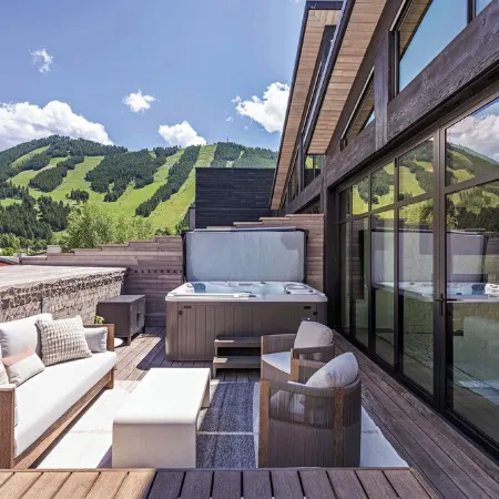 Eagle’s Perch - Top Floor 3 Br Luxury Residence