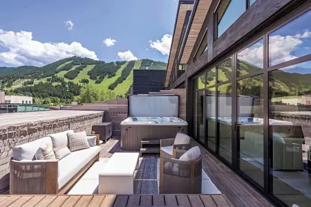 Eagle’s Rest - Top Floor 3 BR Luxury Residence Отели в г. Джексон