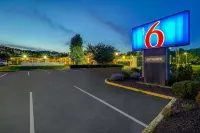 Motel 6 Lawrenceville, NJ - Parking