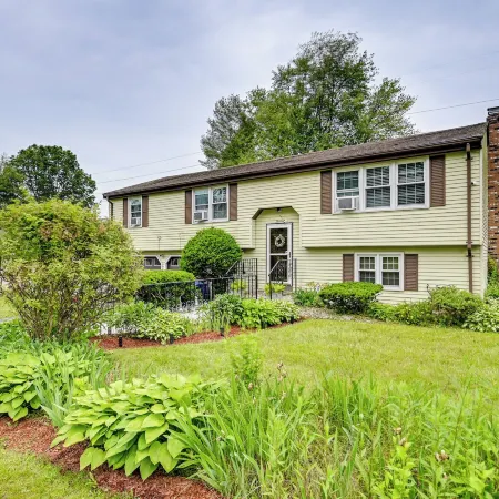 Vintage Windsor Home: Private Yard & Covered Deck
