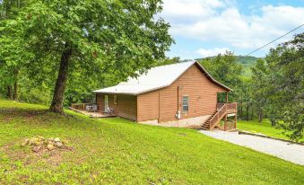 'Creekside Hideaway' w/ Fire Pit + Creek Access!