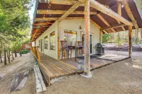 Woodsy Cabin Retreat ~ 4 Mi to Crescent Lake! - chambre d’hôtes