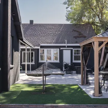 Remodeled 1920s Bungalow and Retro Casita, Hammock