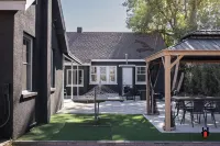 Remodeled 1920s Bungalow and Retro Casita, Hammock