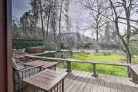 Hot Tub & Views: Spacious Getaway on Rogue River - Balkon