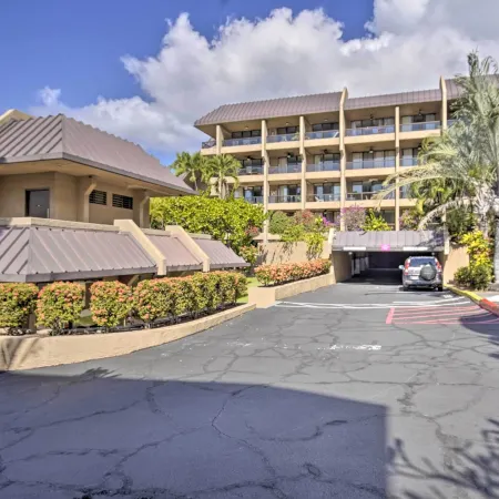 Downtown Kona Condo w/ Pool Access: Walk to Beach!