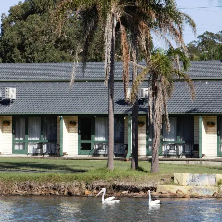 Hibiscus Lakeside Motel