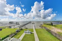 Galveston Bay Views and Pier! San Leon Gulf Getaway