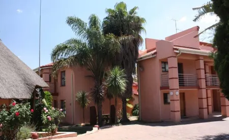 Eagles Nest Lodge Отели рядом с достопримечательностью «Sandton Skye»