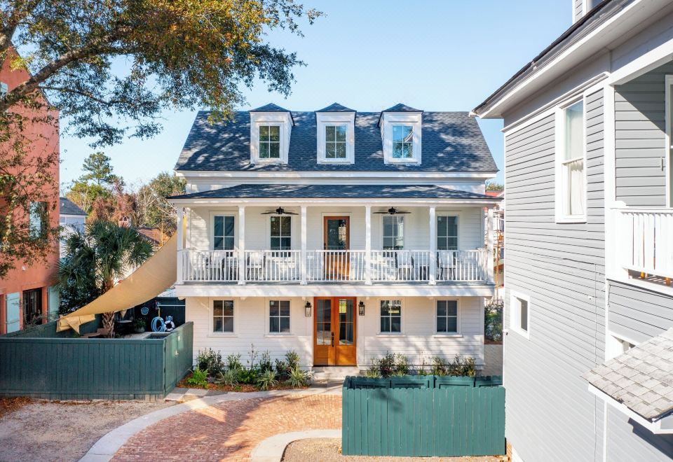 Luxurious Private Suites in Downtown Charleston - Housity