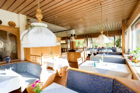 Landhotel Maiergschwendt Отели в г. Берген