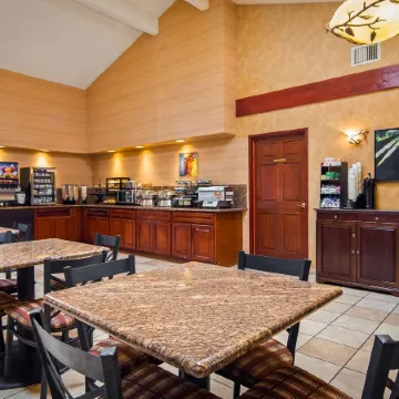 Best Western Plus Forest Park Inn