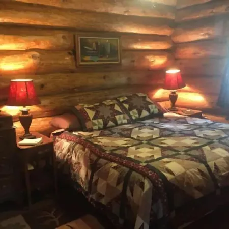 Cozy cottage trails, trout fishing & fireplace.