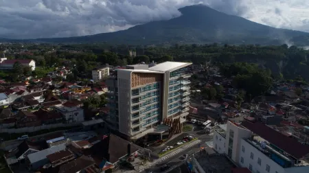 Hotel Santika Bukittinggi Отели в г. Sianok Anam Suku